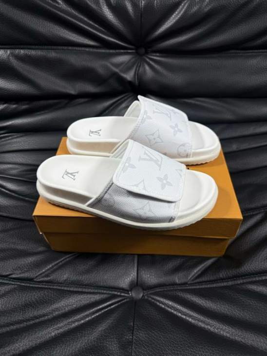 Picture of Louis Vuitton Slippers _SKULVsz38-45jyq0107734